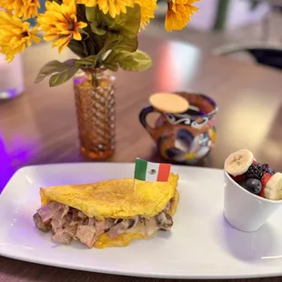 Omelette de Jamón y Sausage , café de olla