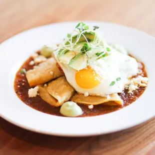 Huevos Rancheros
Corn tortilla, Salsa ranchera, Refried beans, Avocado mousse, 2 sunny eggs.
You can add Ham, bacon or chorizo
