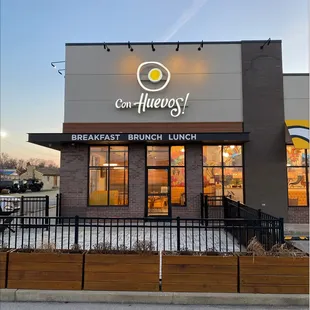 A winter morning at Con Huevos! Hurstbourne venue. Bright smiles, warming coffee, divine food.