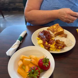 Some of the items off the breakfast buffet!!! This is the Concord Omelette with chuck potatoes &amp; rye toast!!!