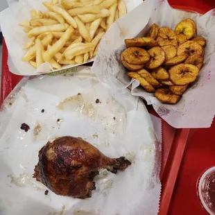 Pollo rotisserie maduros y papas fritas  Rotisserie chicken, fried plantains, French fries