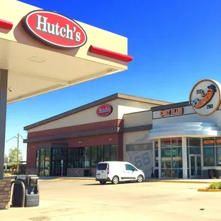 the outside of a hutch's restaurant