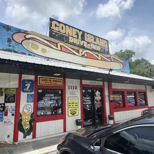 Front Sign &amp; Entryway to Inside Seating