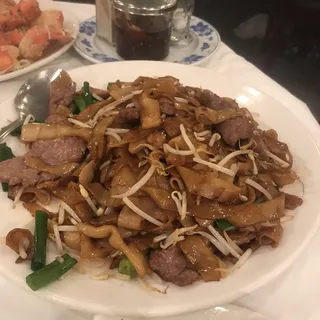 94. Fried Flat Rice Noodle with Beef