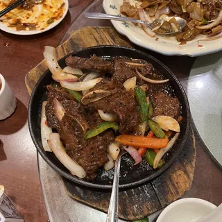 H103. Short Rib with Black Pepper Sauce on Sizzling Hot Plate