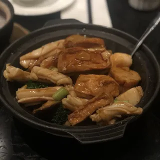 802. Seafood with Fried Bean Curd in Casserole
