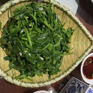 862. Snow Pea's Leaf with Garlic in Broth