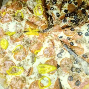 Sausage black olive bananna peppers and Pepporoni