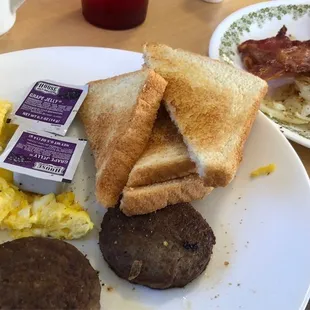 a plate of breakfast food