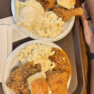 Fried chicken, mashed potato&apos;s and gravy, Mac and cheese, baked beans