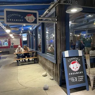 ig: @whatsviveating  |  outside