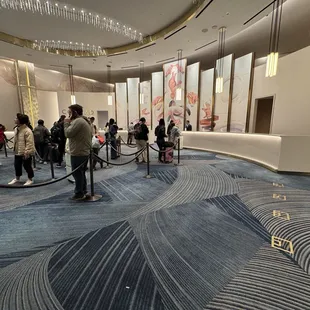 Long checkin line but only one receptionist