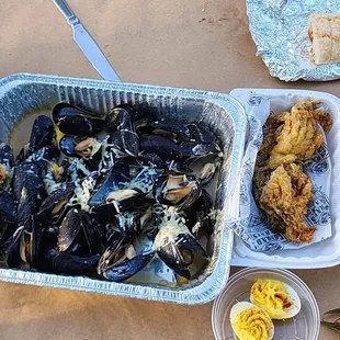 2lbs steamed muscles and fried soft crab dippers