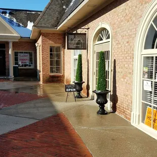 Their front entrance is off the side if the building but the store is clearly marked out front!