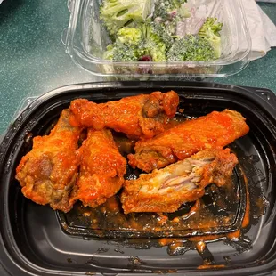 chicken wings and broccoli