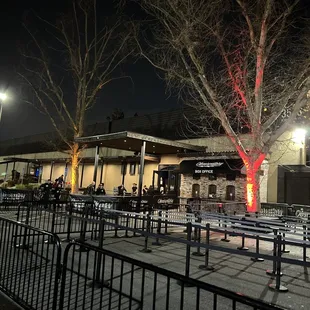 the outside of a restaurant at night