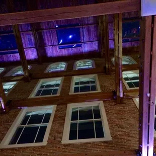 kinda reminds me of the ghost houses in Mario!