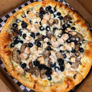 A medium chicken, mushroom and olive white pizza. What's not to love?