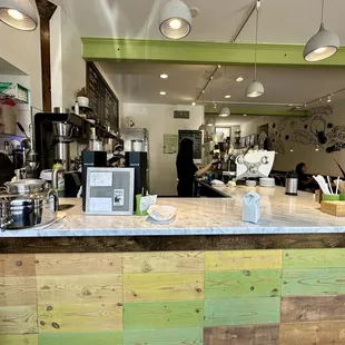 Big counter and plenty of space to wait for your order.