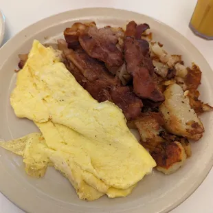 Scrambled eggs, bacon, home potatoes