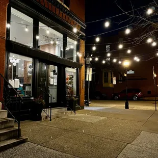 the outside of a restaurant at night