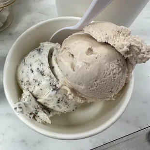 Straceiatella and strawberry ice cream
