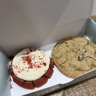 Red velvet &amp; oatmeal cookie