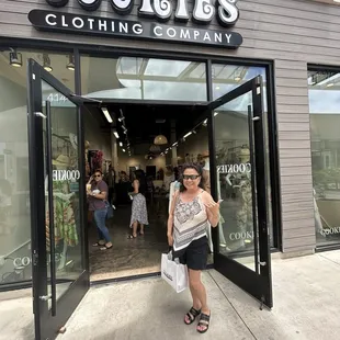 Our hotel is right next to this beautiful mall! Down to earth prints, lovely pieces and great prices! Staff is so helpful and friendly!