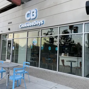 the outside of a coffee shop