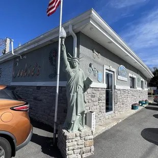 a statue of the statue of liberty