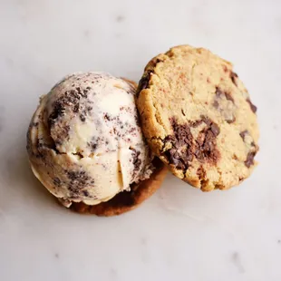 Chocolate Chunks with Cookies&amp;Cream Ice Cream