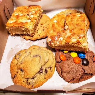 White chocolate brownie (seasonal), nutella pb (THIS ONE OMG), chocolate chip.