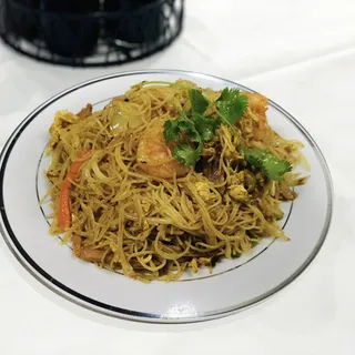 C9. Singaporian Style Chow Fun (Curry Flavored)