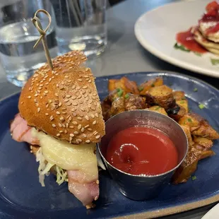 Cookshop Egg Sandwich with potatoes