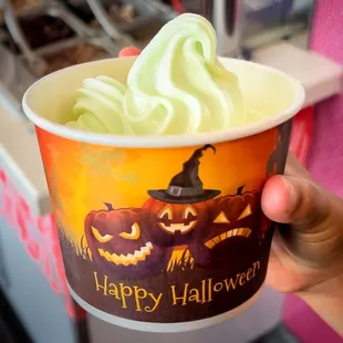 From the grave rises a tart apple sensation, ghoulishly green. Prone to cause your mouth to pucker, or possibly scream.