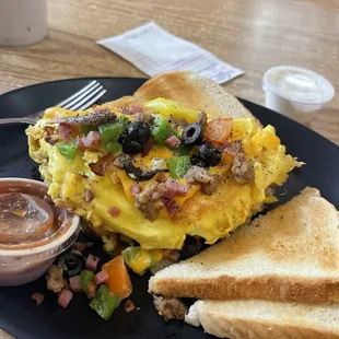 Western omelet and toast