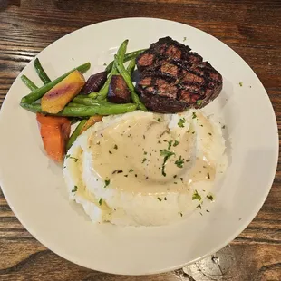 Filet, mashed potatoes w/mushroom gravy and veggies