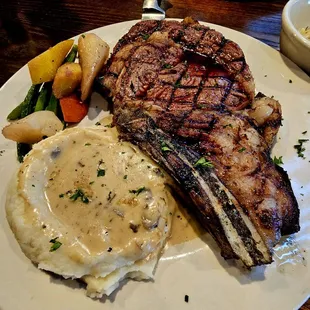 Ribeye, mashed potatoes w/mushroom gravy and veggies