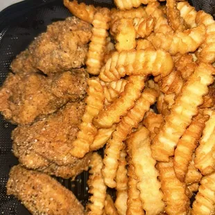 Lemon pepper rub wings with fries