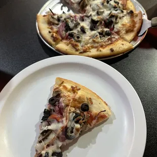 10 inch pizza w/ mushrooms, red onions, and black olives