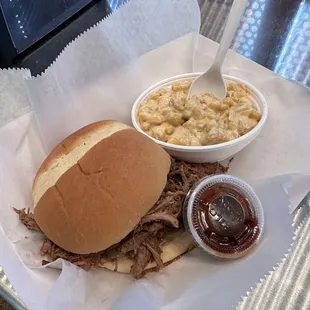 pulled pork sandwich with macaroni and cheese