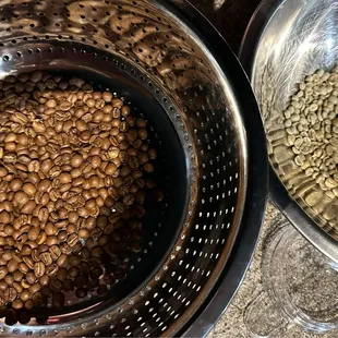 First time roasting beans at home (left is roasted, right is green). Costa Rica Tarrazu. I needed to roast a bit longer -_-