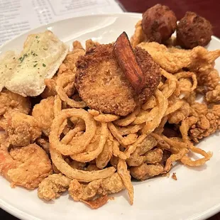 Mood for Crawfish tails, oysters, catfish, shrimp and crab cake? Excellent #SeafoodPlatter@ #Copeland&apos;s