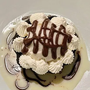 &apos;HULA PIE&apos; chocolate cookie crust, macadamia ice cream, vanilla chantilly, chocolate sauce