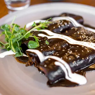 ENCHILADAS EN MOLE OAXAQUENO($21)