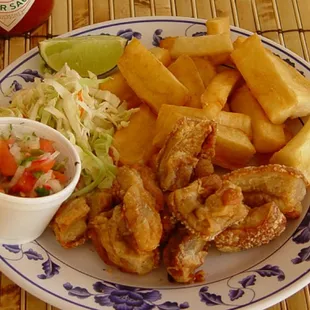 CHICHARRON CON YUCA FRITA