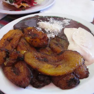 PLATANOS CON FIJOLES Y CREMA