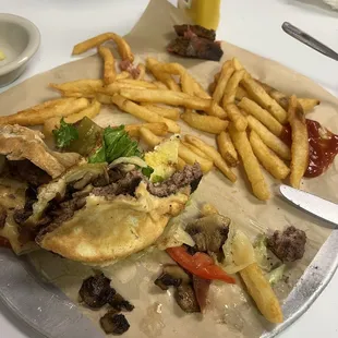 I was demolishing this burger!! And the frites so crunchy.