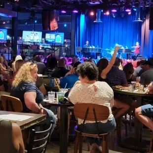 Dualing pianos and the crowd.