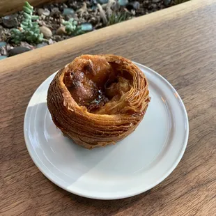 &quot;UFO&quot; custard-filled pastry